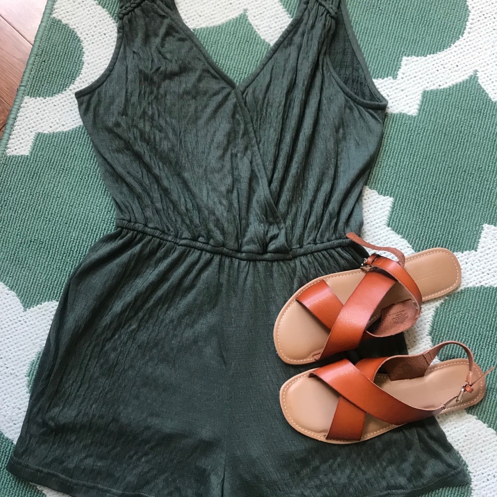 Universal Threads S Worn Once Adorable Romper - image 1